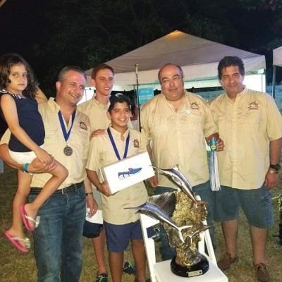 Los campeones del Billfish Open 2018 Edgardo, Elias Burbara, Diego el abanderado, Javier Vega y familia