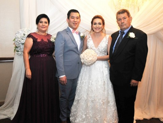 Los novios, Jackson e Itza, junto a sus padres, Maritza Arita y Joaquin Portillo