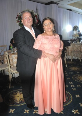 Los padres de la novia, Carlos García y Thelma Hernández de García