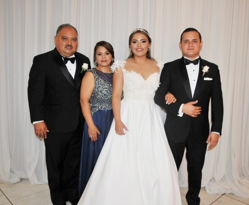 Los padres de la novia, César Pinto y Zoilita de Pinto, junto a Daniela Pinto y Bayron Santos