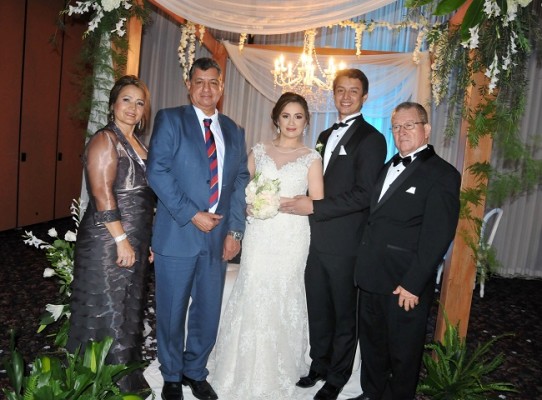 Los padres del novio, Irma Pineda y Walter Mejía, Marisol Villalobos, Óscar Mejía y el padre de la novia, Bernabé Villalobos