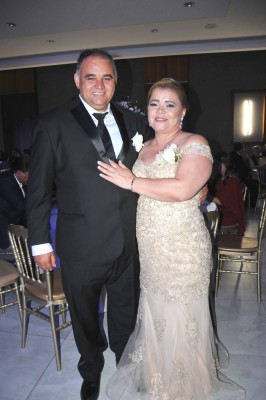Los padrinos de boda, Hector David Mancía y Martha Castellanos de Mancía.