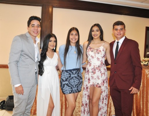 Los seniors, Alberto Castillo, Francis del Cid, Ashley Noriega, Katelyn Elvir y Giancarlo Soto