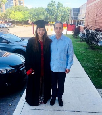 Luis Mata en la graduación de su hija Isabella