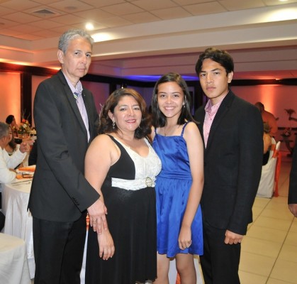 Manuel Turcios, Carmen Romero, Rebeca Turcios y Manuel Turcios Jr.