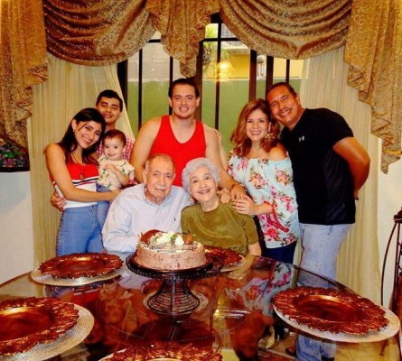Maudi Rivera festejando con su familia y amigos