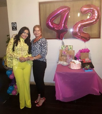 Melissa Aragón de López y Ester Mejía