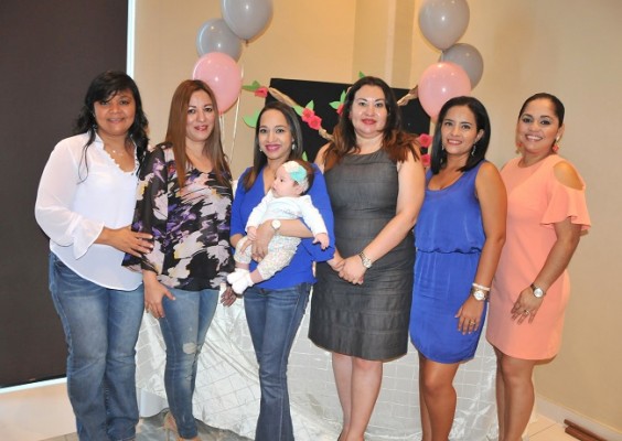 Norma Funez, Wendy Rubio, Fabiola Funez, Dana, Mayra Franco, Sofía Santamaría y Carol Rodríguez