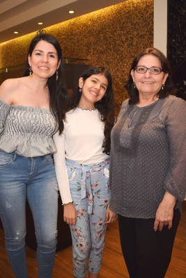 Norma Lagos con su hija y su nieta en el Inter Continental