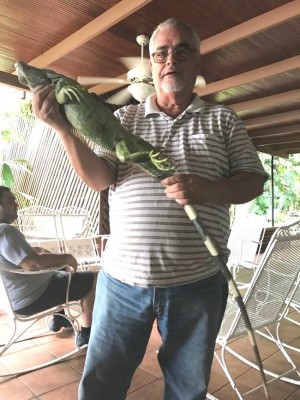 Ricardo Cook con su mascota