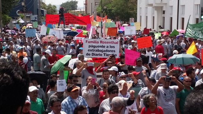 Disturbios e incendio parcial del edificio de alcaldía de Tegucigalpa empañan la marcha del 1 de maya