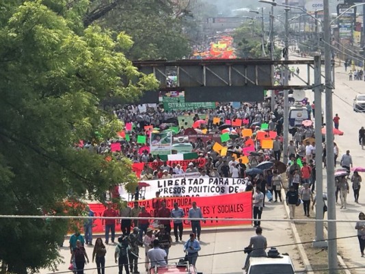Trabajadores de la zona norte arrancan la marcha del 1de Mayo a la altura de Megaplaza, salida a La Lima, desplazandose por la 1 Calle de San Pedro Sula hasta llegqar al partque Central y trascurrio en completa tranquilidad.