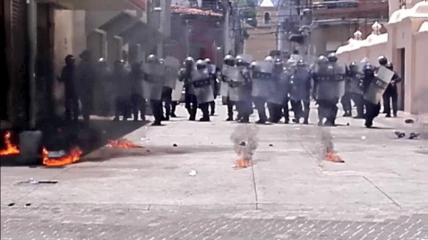 Cientos de policías antimotines reprimieron este martes a los manifestantes 