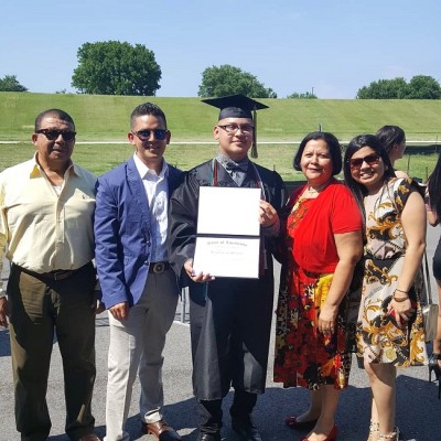 Se gradúa en Nola Henry Contreras,hijo de Tito y nieto de Kike y Jony, con su hermana Alexandra