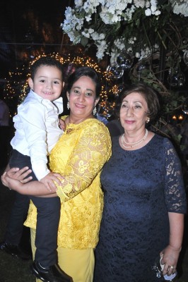 Sebastian Castellón con su tía Yolanda de Fontana y su abuelita, doña Miriam Castellón