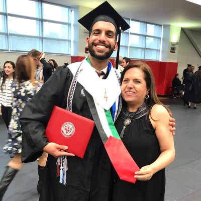 Sihan Zummar con su hijo recien graduado