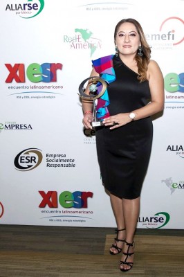 Sonia Mejía del grupo JAREMAR recibió un reconocimiento especial en Mexico durante el XI Encuentro Latinoamericano RSE y ODS Sinergia Estratégica ¡Felicidades a Grupo JAREMAR! Estupendo trabajo.