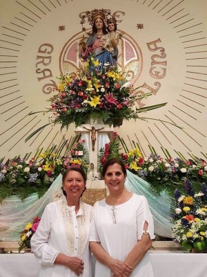 Sonia Reyes y Maru Handal festejando a la virgen Maria