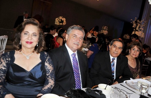 Suyapa y Basilio Fuschich, junto a Emir y Vivian de Segebre