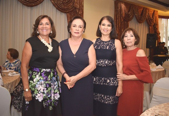 Vilma Karow, Rosario de Núñez (Presidente del Club), Rita Handal y Aura Gattling