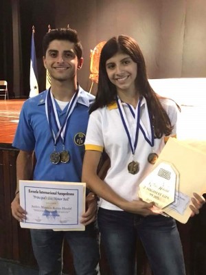 Vivian y Andrés Kattán reciben honores