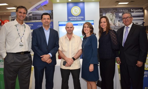 Aymeric Martinoa, Carlos Madero (ministro de Trabajo), Pedro Barquero (miembro de la CCIC), Lisa Miller, Rossana Lobo y Óscar Galeano. 