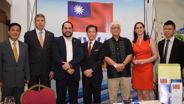 Los cónsules Gilberto Limón (México), Ricardo Herrera (El Salvador), María Isabel ( España), junto al cónsul de Taiwán Benito Liao y representantes de China Taiwán.  