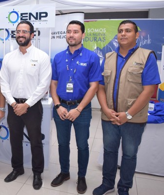 Gerardo Murillo con parte de su equipo de colaboradores de la Empresa Nacional Portuaria