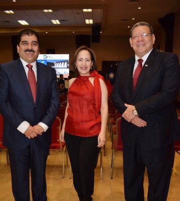 Jorge Faraj, Alexa Foglia, (vicepresidente regional de empresas de Banco Atlántida) y Héctor Turcios (director ejecutivo de Expo Energía).