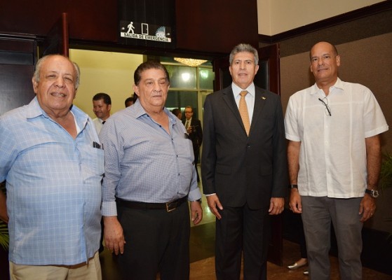 Antonio Handal, Johnny Canahuati, el cónsul de México, Gilberto Limón y Roberto Álvarez.