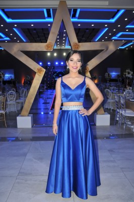 •Adriana Estévez se decantó por un diseño importado Crop Top en azul royal y el maquillaje y peinado que Nadia Melgar la hizo lucir.