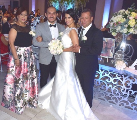 Alexander Cruz y Gabriela Ayala junto a sus padres, Fredy Ayala y Marta Merino de Ayala