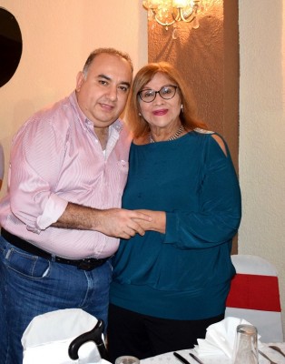 Alexander López con la periodista invitada Farah Robles