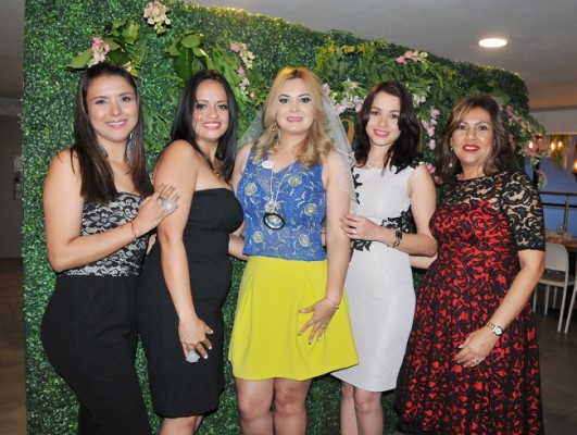 Alicia Paz, Ana Vásquez, Noren Caballero, María Toro y Geraldina Pineda