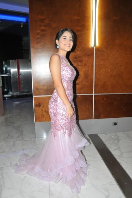 Allison Oviedo en rosa-lila...hizo su aparición en su gala de graduación luciendo ¡fantastica!