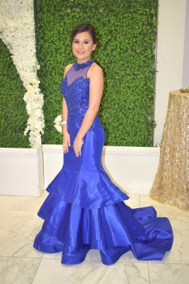 El azul royal fue el predilecto de Andrea Calderón que lució preciosa con su vestido de corte asirenado en su fiesta de graduación de la Episcopal El Buen Pastor