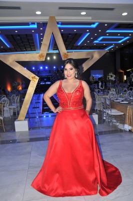 •Andrea Fernández lució preciosa con su vestido rojo, el maquillaje obra de Vilma Abifaraj y el peinado de Yolanda´s