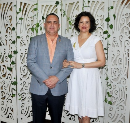 Armando Calidonio y su esposa Karen de Calidonio