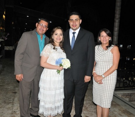 Bessy y Christian con sus testigos de boda, Nelson Rodríguez y Nora de Rodríguez
