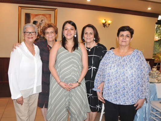 Carolina Tosta con sus tías, Sandra Cantero, Mayra Tosta, Carmen y Marcela Tosta