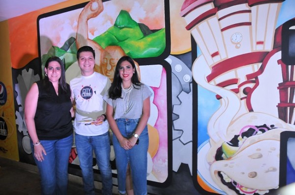 El artista del pincel esdras Solis con Linda Martínez y Ofelia Hasbun