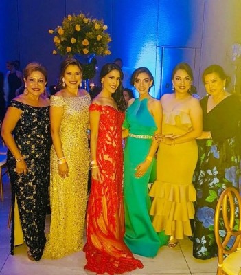 Cora Gutiérrez con sus amigas y sus nietas