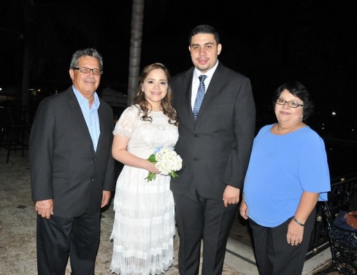 Christian y Bessy junto a sus padres, Enrique Salgado y Rina Flores