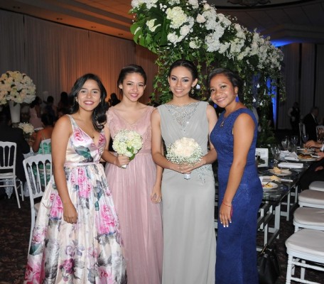 Cristy Orellana, Abby Rodríguez, Pamela Rodríguez (la dama de honor de la novia) y Katherine Rodríguez