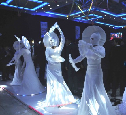 La coreografía especial que el grupo de baile realizó, protagonizando a los "angeles graduados".