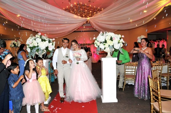 Entre pompas de jabón y mucha felicidad, los novios egresaron de la estancia luego de haber sido declarados como esposos en una ceremonia oficiada por el padre de la novia.