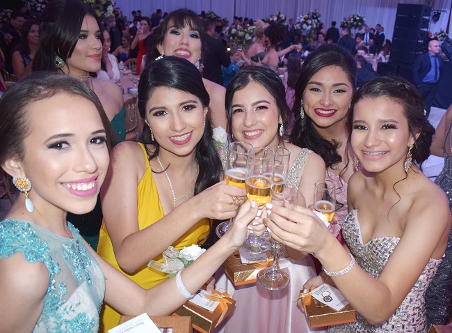 Generación 2018 de la Agape Christian Academy corona su éxito estudiantil