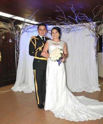 Los ojos llenos de ilusión de los novios, la emoción que sintieron sus más queridos por estar presentes en un día maravilloso para la pareja y la cuidada decoración del escenario, convirtieron el "sí, quiero" de estos recién casados en una noche llena de magia. 