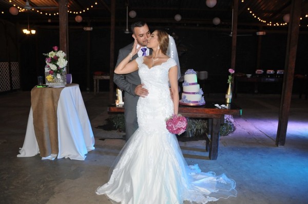 Fue una noche mágica para esta encantadora pareja. Carlos y Erika celebraron su boda rodeados del impresionante paisaje de Angeli Garden´s