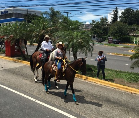 Dariela Bardales en su corcel